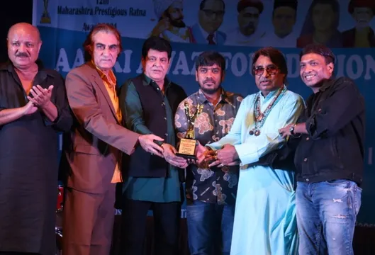 गजेंद्र चौहान के हाथो संजय भूषण पटियाला को महाराष्ट्र प्रेस्टीजियस रत्न अवार्ड मिला