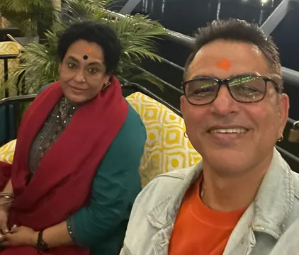 'कभी कभी इत्तेफाक से' के निर्माता 'राजेश राम सिंह' ने लेखिका 'लीना गंगोपाध्याय' को मनोरंजन इंडस्ट्री में उनके योगदान के लिए सराहा