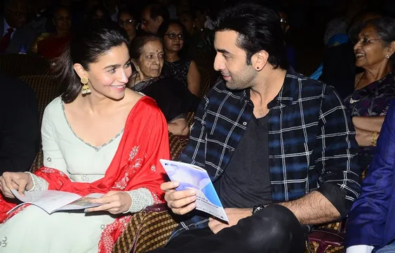 आलिया से नज़रें नहीं हटा पा रहे रणबीर, ‘ब्रह्मास्त्र’ के सेट से सामने आई खूसबूसरत तस्वीर