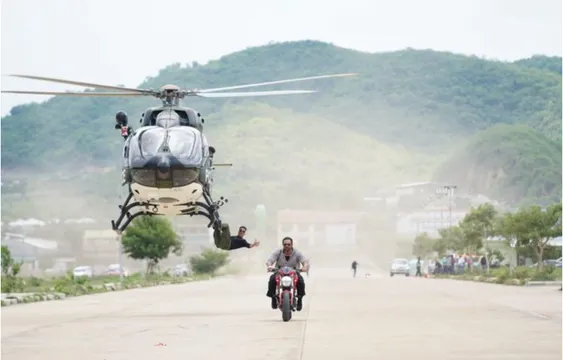Photo: ‘सूर्यवंशी’ के सेट से अक्षय कुमार ने शेयर की नई फोटो, हेलिकॉप्टर पर स्टंट करते आए नज़र