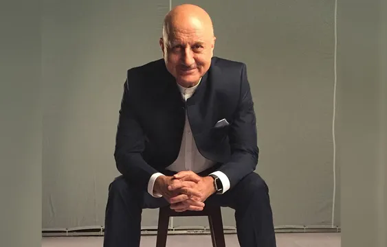 बर्थडे स्पेशल: अनुपम खेर को इस डायरेक्टर ने दिया था पहला मौका, आज भी देते हैं गुरु दक्षिणा