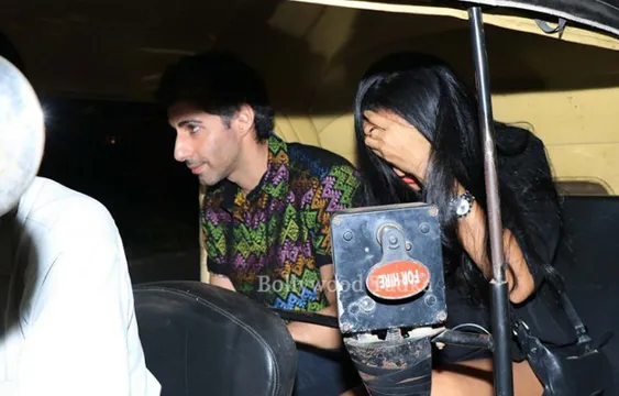 ऑटो रिक्शा में GF के साथ दिखे जिम सरभ, कैमरा देखते ही छिपाया चेहरा