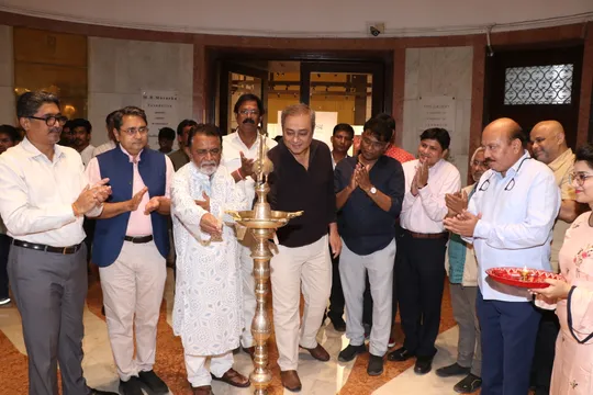 मशहूर पेंटर Vijay Raut के चित्रों की प्रदर्शनी के उद्घाटन पर ऎक्टर Sachin Khedekar, Krishna Prakash स्पेशल आईजी रहे उपस्थित