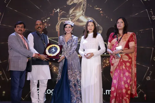 आज के कर्मवीर पुरस्कारों का पहला संस्करण हुआ लॉन्च, राजनीतिक नेता, बॉलीवुड सितारे और प्रसिद्ध खिलाड़ी पुरुस्कृत