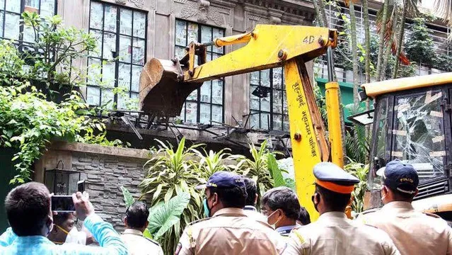 बीएमसी की कार्यवाही पर जमकर बरसे बॉलीवुड सेलेब्रिटीज़, अनुपम खेर ने कहा- अफसोस है