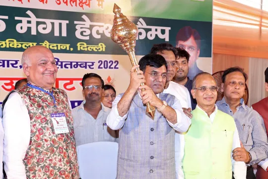 मोदी जी के जन्मदिन के पर लव कुश मेगा हेल्थ कैंप में स्वास्थ्य मंत्री मांडविया द्वारा दिव्यांगजन को ट्राइसाइकिल वितरण