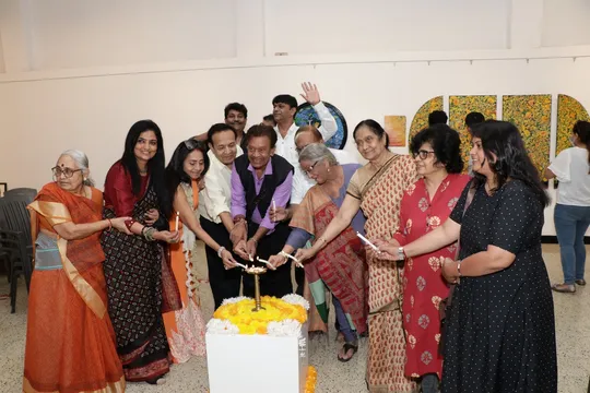 मुंबई के प्रतिष्ठित जहांगीर आर्ट गैलरी में आज प्रसिद्ध कलाकार कानन खांट की कला प्रदर्शनी में शामिल हुए यह सितारें