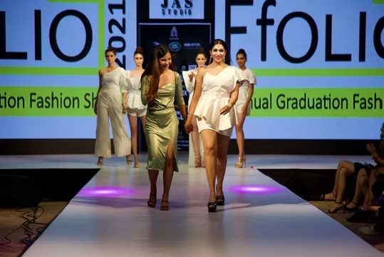 अभिनेत्री इति आचार्य ने बैंगलोर में आयोजित KGFW 2021 में सेलिब्रिटी शो स्टॉपर के रूप में किया रैंप वॉक