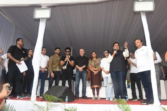 Cleanathon 2022: गणपति विसर्जन के बाद जुहू बीच पर दिव्याज फाउंडेशन और भामला फाउंडेशन की ओर से स्वच्छता अभियान चलाया गया