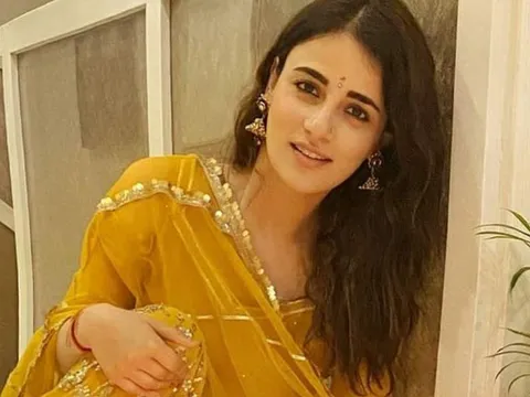 राधिका मदान ने दिवाली पर शूटिंग से वक्त निकाल घर पहुचकर माता-पिता को दिया सरप्राइज