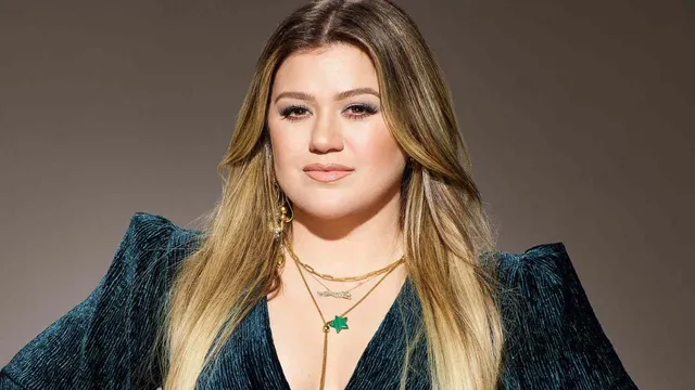 Kelly Clarkson ने केलीओके कवर के लिए एक व्हाइटस्नेक क्लासिक में धूम मचाई
