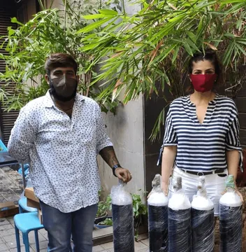 Raveena Tandon ने ऑक्सीजन सिलेंडर दान करने के लिए एक फाउंडेशन के साथ मिलाया हाथ