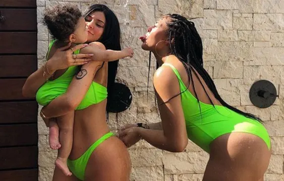 BEACH पर बेटी  के साथ मस्ती करती दिखीं काइली जेनर , क्यूट तस्वीरें आई सामने