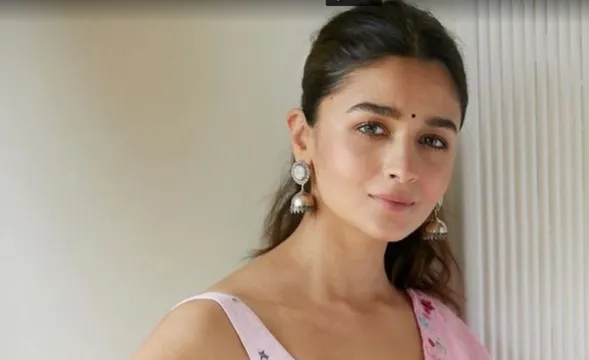 क्या आजकल आलिया भट्ट रणबीर कपूर की प्रेमिकाओं की क्रॉस चेकिंग करने में लगी हैं?