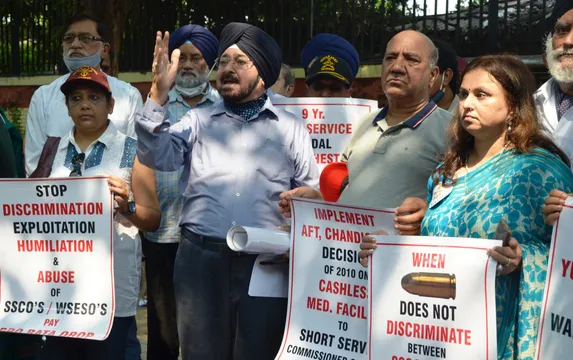 राष्ट्रपिता महात्मा गांधी के जन्मदिवस पर सैनिकों का पेंशन के लिए धरना