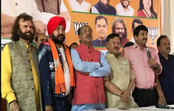 हंस राज हंस के बाद गायक दलेर मेहंदी भी बीजेपी में शामिल, दोनों रिश्ते में हैं समधी