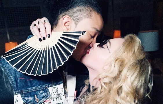 61 साल की ''Madonna'' ने अपने 25 साल के बॉयफ्रेंड को किया kiss