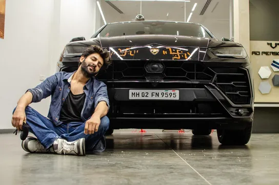 कोरोना से सुस्त पड़ी ज़िंदगी में रफ्तार बढ़ाने के लिए karthik ने ली 4.5 करोड़ की कार