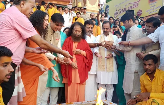 Photos : ऋषिकेश के गंगाघाट पर हुई पीएम मोदी की बायोपिक की स्क्रीनिंग