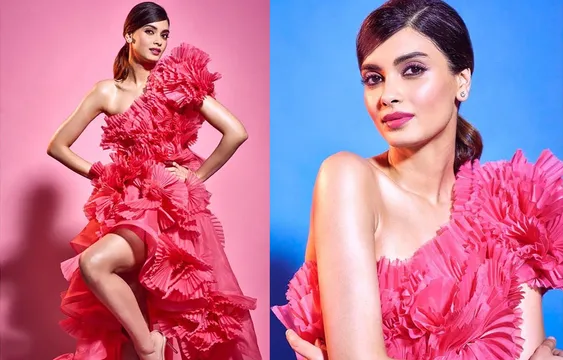 पिंक कलर के रफल्ड गाउन पहन 'फिल्मफेयर अवॉर्ड शो में पहुंची डायना पेंटी, दिखा सेक्सी अंदाज