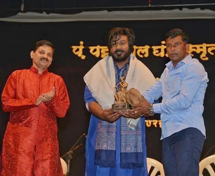 गायक और बांसुरीवादक पारस नाथ के लिए गौरव का क्षण