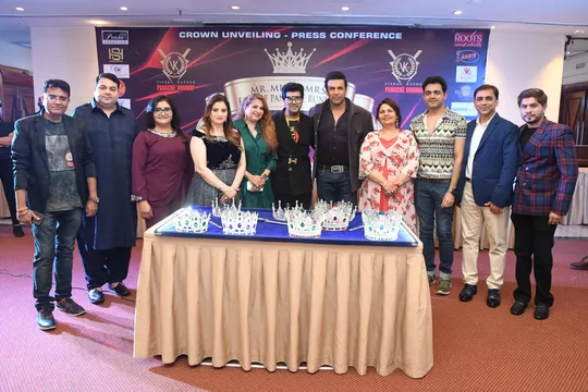 विशाल कपूर वीके (संस्थापक और निदेशक) ने मिस्टर मिस एंड मिसेज फेस ऑफ पैनाचे रनवे 2022: सीजन 5 की प्रेस कॉन्फ्रेंस में ताज का अनावरण किया