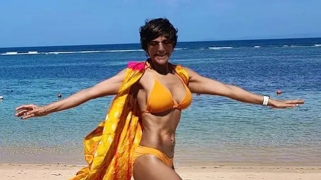 अब Mandira Bedi ने भी लगवा ली वैक्सीन की सेकंड डोज़