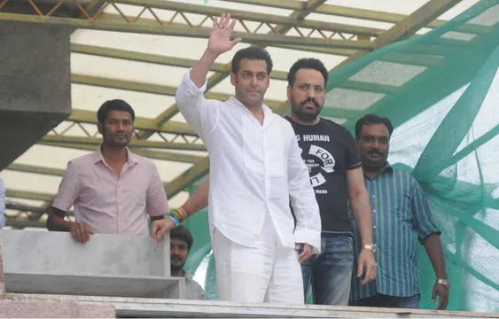 सलमान खान का घर है बेहद खास, इस वजह से आज भी छोटे से गैलेक्सी अपार्टमेंट में रहते हैं दबंग