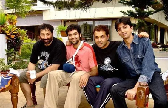 परिवार से दूर धर्मेंद्र कर रहे है अपने बेटों को याद, शेयर की इमोशनल पोस्ट