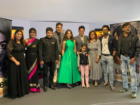 हिना खान ने अपनी आने वाली फिल्म लाइन्स का पोस्टर लॉन्च किया