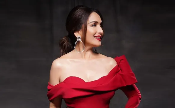 अभिनेत्री माधुरी दीक्षित अब डिजिटल प्लेटफॉर्म में आएंगी नजर, करण जौहर के साथ करेंगी नेटफ्लिक्स में डेब्यू