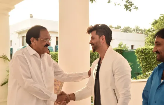 उपराष्ट्रपति वेंकैया नायडू ने देखी ‘सुपर-30’, ऋतिक रोशन ने फोटो शेयर कर की तारीफ