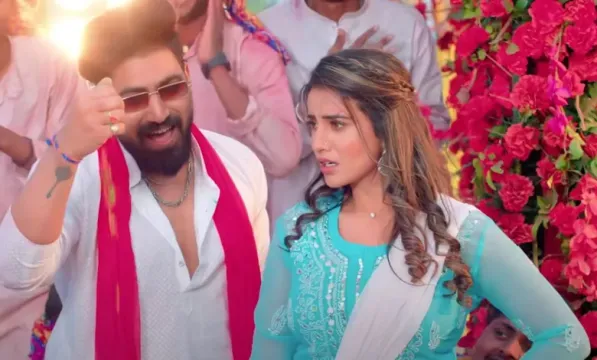 'जीजा जी दूर से गोड़ लागी' सांग में अक्षरा सिंह अपने जीजा के साथ होली मानती आई नजर