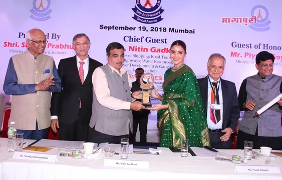 अनुष्का शर्मा को मिला स्मिता पाटिल मेमोरियल अवॉर्ड, हरी साड़ी में दिखीं बेहद खूबसूरत