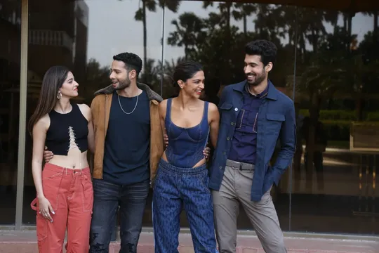 अपनी फिल्म के प्रमोशन के लिए डेनिम जोगर में नजर आई दीपिका पादुकोण, फैंस को पसंद नही दीपिका का यह लुक