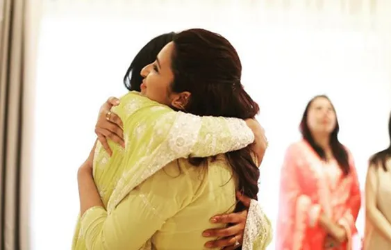 प्रियंका की इंगेजमेंट के बाद बहन के लिए इमोशनल हुईं परिणीति चोपड़ा, फोटो के साथ शेयर किया दिल को छू लेने वाला मैसेज