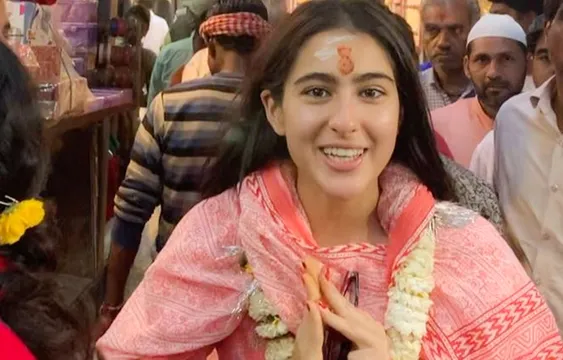 Sara Ali Khan Video / काशी विश्वनाथ से सारा अली खान की रिपोर्टिंग...दिखाया वाराणसी की गलियों का ऐसा नज़ारा