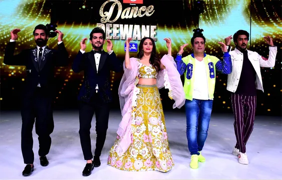 Photo: ‘डांस दीवाने-2’ के सेट पर माधुरी दाक्षित ने गोविंदा संग किया परफॉर्म, पुरानी यादें की ताज़ा