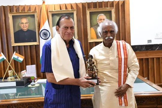 हरियाणा के राज्यपाल बंडारू दत्तात्रेय ने जादूगर सम्राट शंकर को राजभवन में किया सम्मानित