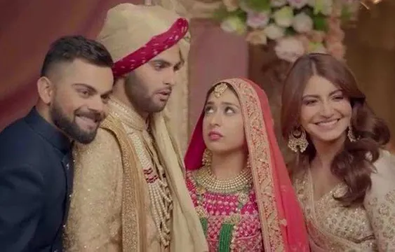 आखिर क्यों अपने दोस्त की शादी में एक दूसरे की बुराई कर रहे है विराट और अनुष्का और दे रहे है शादी न करने की सलाह