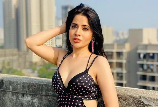 बोल्डनेस की सारी हदे तोड़ते हुए Urfi Javed इस ड्रेस में एअरपोर्ट पर आई नज़र: देखे वीडियो