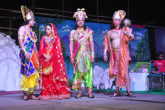 लव कुश रामलीला में फिल्म स्टारों के अलावा 5 केंद्रीय मंत्री भी अभिनय कर रहे हैं