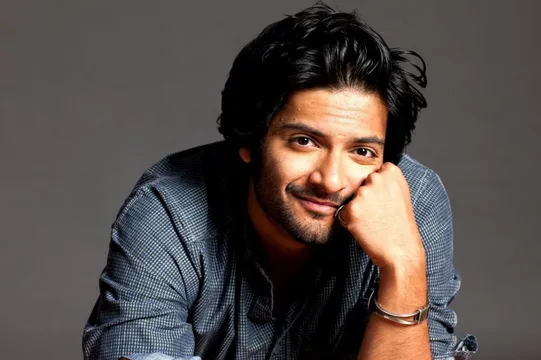 अली फज़ल बाकी कलाकारों के साथ मिर्जापुर 2 की डबिंग के लिए स्टूडियो पहुंचे