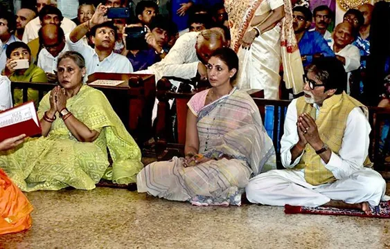 अमिताभ बच्चन ने परिवार के साथ दुर्गा अष्टमी के दिन मां दुर्गा के किए दर्शन