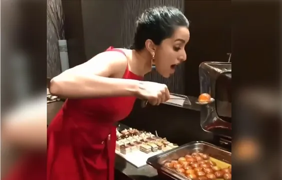 गुलाब जामुन को देख खुद को रोक नहीं पाई श्रद्धा कपूर देने लगी फनी एक्सप्रेशन