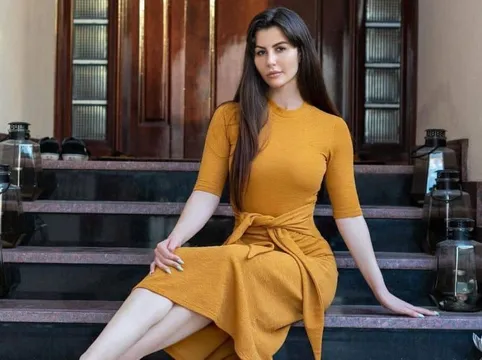 एयरपोर्ट पर शूटिंग के लिए दुबई जा रही एक्ट्रेस जियोर्जिया एंड्रियानी ने बिखेरे अपने जलवे