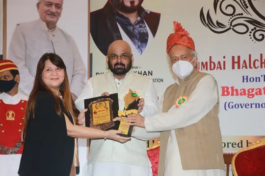 महाराष्ट्र के राज्यपाल भगत सिंह कोश्यारी ने निर्माता चंदा पटेल को उनके अविश्वसनीय काम के लिए सम्मानित किया