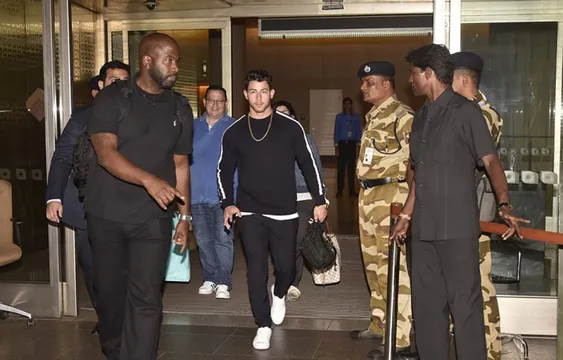 मॉम-डैड के साथ प्रियंका के घर पहुंचे निक जोनस, फिक्स होने वाली है शादी की डेट !