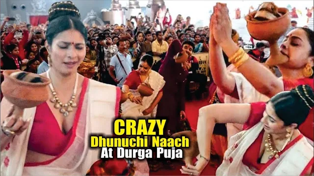 Tanishaa Mukerji And Sumona Chakravarti CRAZY Perform Bengali's Dhunuchi Naach At Durga Puja