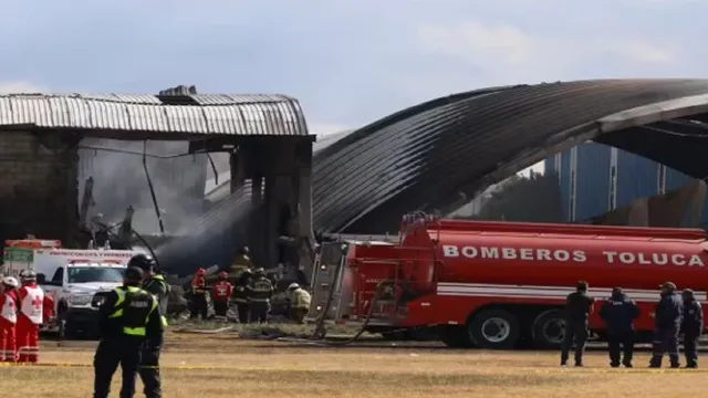 मैक्सिको में बड़ा विमान हादसा, इमरजेंसी लैंडिंग के दौरान बिल्डिंग से टकराया  प्राइवेट जेट, 7 की मौत